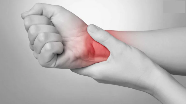 Đau cổ tay là dấu hiệu bệnh gì? Khi nào cần đi khám bác sĩ?